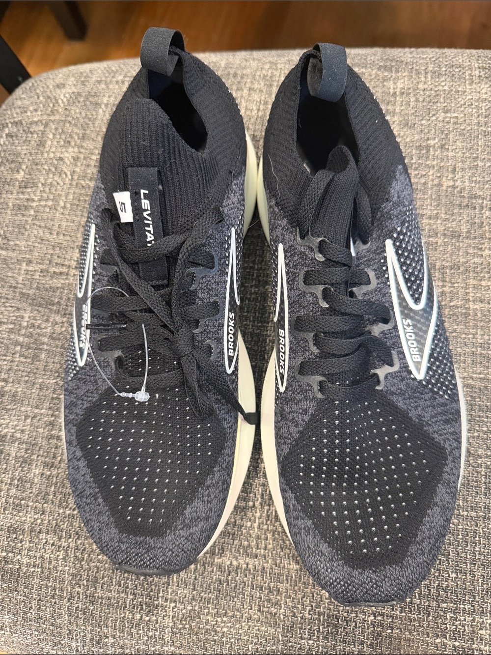NWOB Brooks Levitate 5 Knit Sneakers - Black & Cream Accents